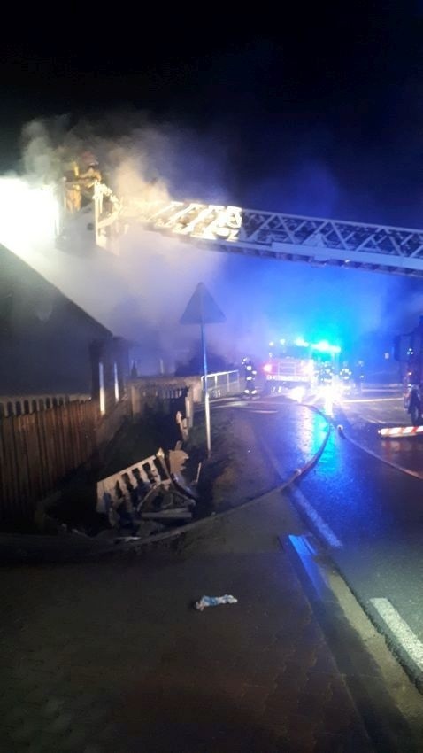 Pożar w Radkowicach w gminie Chęciny. Palił się dom 90-letniej kobiety 