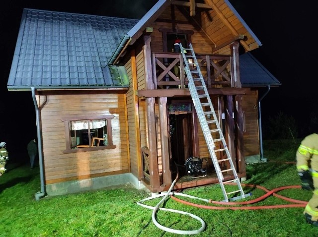 Tragiczny pożar domku letniskowego na Pomorzu. Nie żyje 25-latek