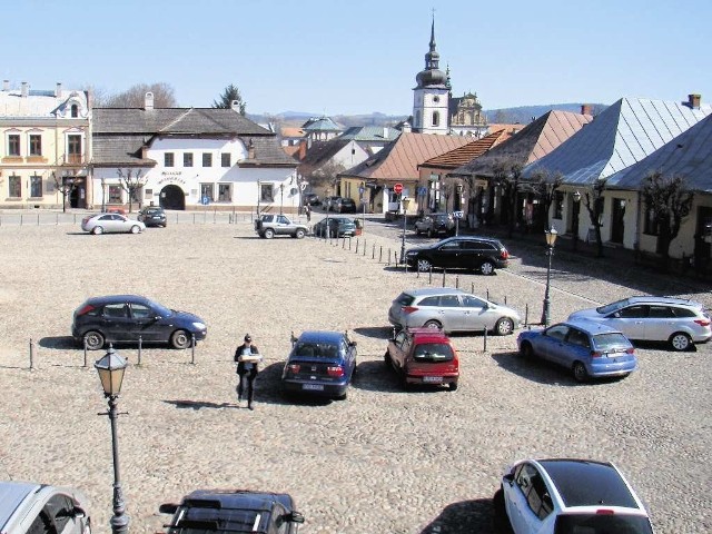 W ciągu dnia łatwo o wolne miejsce parkingowe na starosądeckim Rynku. Kierowcy zostawiają auta w ciasnych bocznych uliczkach, żeby zaoszczędzić na parkowaniu. Kupcy narzekają na brak ruchu