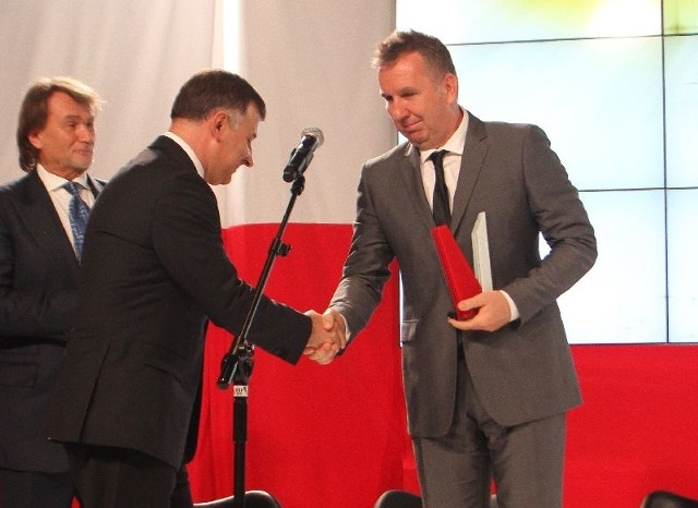 Michał Sołowow odbiera nagrodę z rąk Zbigniewa Jagiełły, prezesa banku PKO BP. Z lewej Jan Kulczyk, właściciel firmy Kulczyk Holding. 