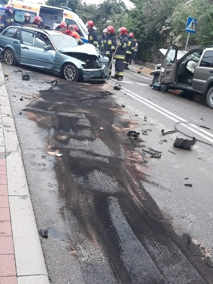 Wypadek na Rolnej i Kleeberga. Trzy osoby ranne, a TIR wpadł w barierki [ZDJĘCIA, WIDEO]