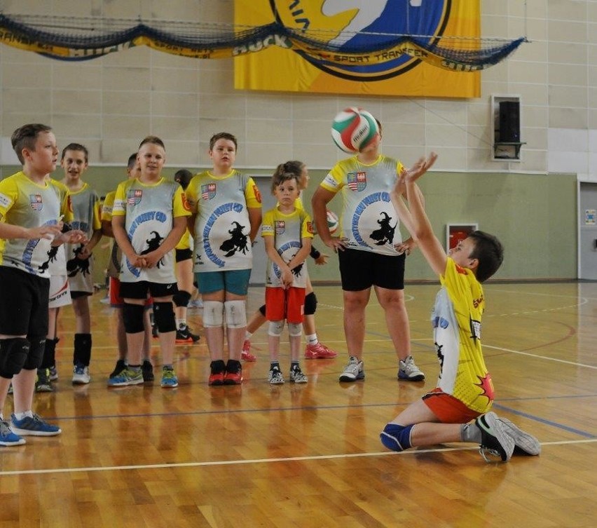 Efektowne zakończenie turnieju Świętokrzyskie Mini Volley Cup 2019. Było mnóstwo emocji i koszulki dla wszystkich   [ZDJĘCIA, WIDEO]   