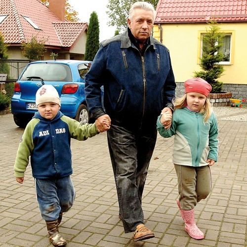 Andrzej Lepper przed swoim domem z wnukami 5-letnią Wiktorią i 3-letnim Wojtkiem. 
