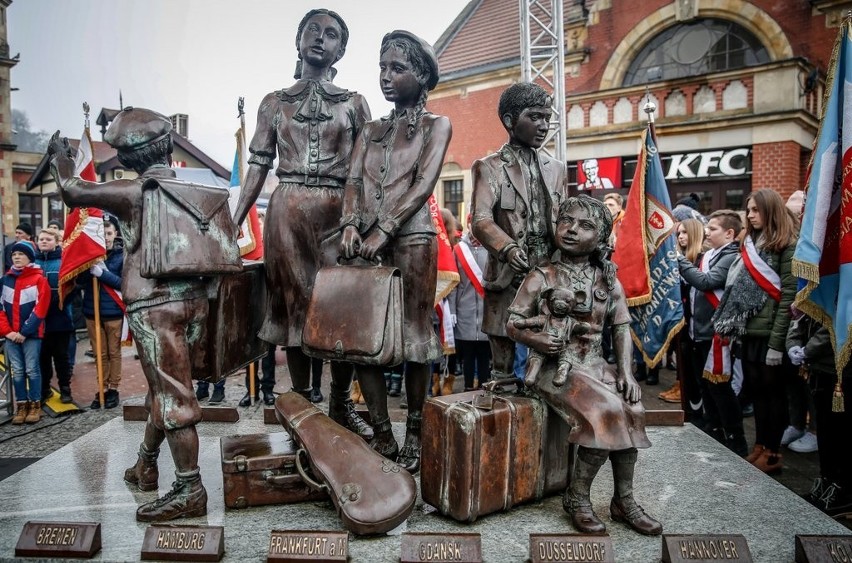 Gdańskie obchody Międzynarodowego Dnia Pamięci o Ofiarach Holokaustu. Uroczystość przed Pomnikiem Kindertransportów [zdjęcia]