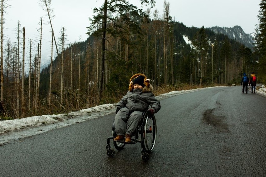 Tatry. Pięciolatek na wózku zdobył Morskie Oko o własnych siłach. Zdrowi turyści jechali wtedy... wozami