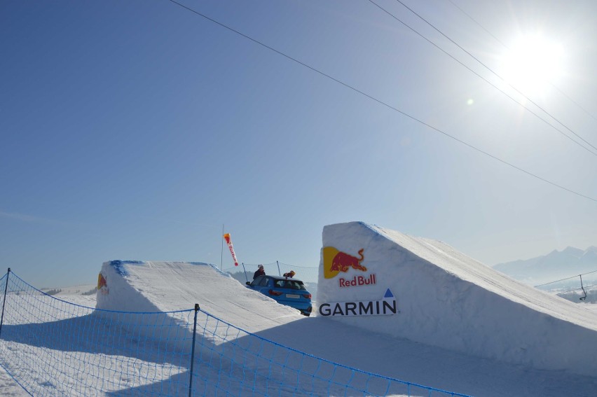 Białka Tatrzańska. Narciarze, snowboardziści i rowerzyści na śnieżnej skoczni [ZDJĘCIA]