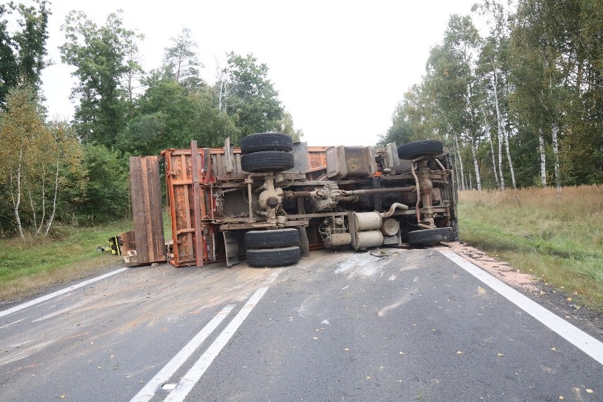 Groźny wypadek na DK94. Przewróciła się ciężarówka, są...
