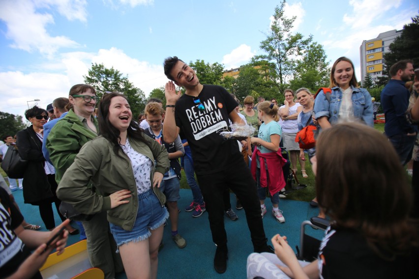 Katowice: Youtuber ReZigiusz uszczęśliwił dzieci. Otworzył plac zabaw przy GCZD