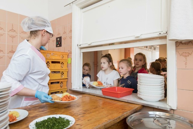 Koszty posiłków w szkołach mogą się różnić, ponieważ nie ma norm prawnych ustalających ich jednostkową cenę, a ponadto zależne są one od formy wykonywania usług gastronomicznych