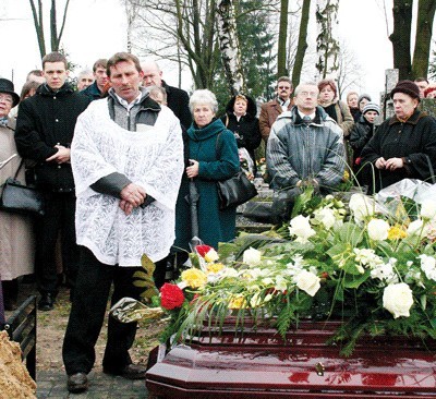 Ewę Szymańską z głębokim smutkiem 20 marca żegnała rodzina, przyjaciele i koledzy z pracy
