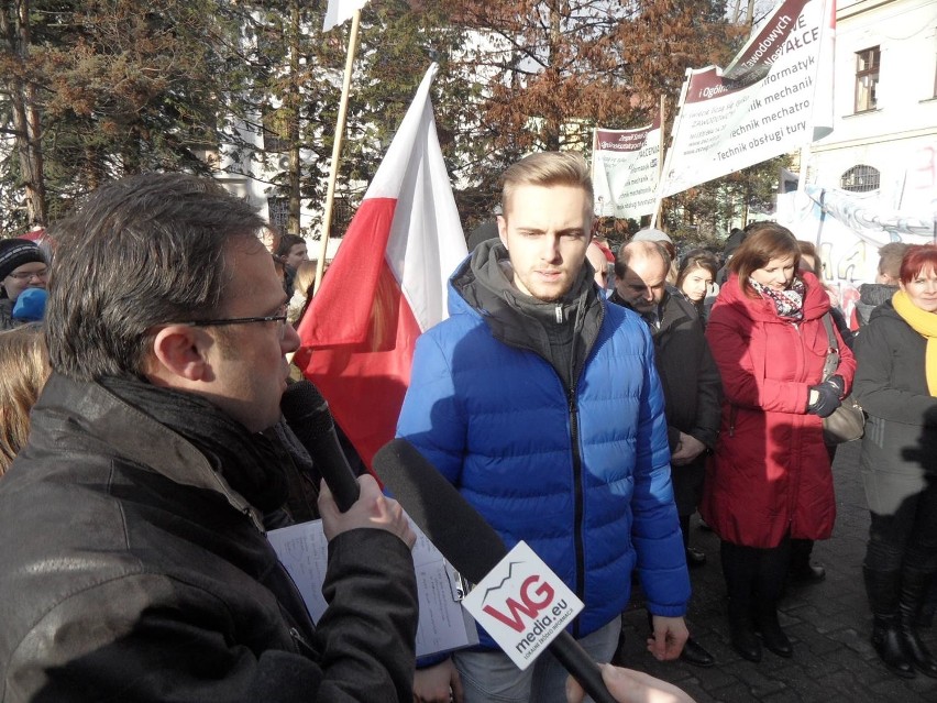 Protest przeciwko likwidacji szkół w Żywcu i Węgierskiej...