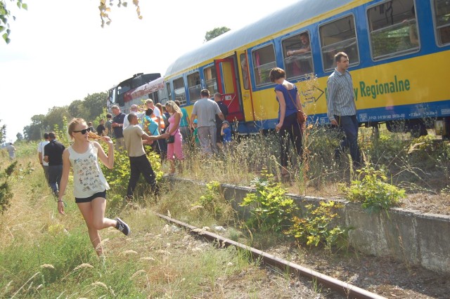 Na zarośniętej zielskiem stacji kolejowej w Mroczy pociąg pasażerski widziano ostatni raz w sierpniu ubiegłego roku.