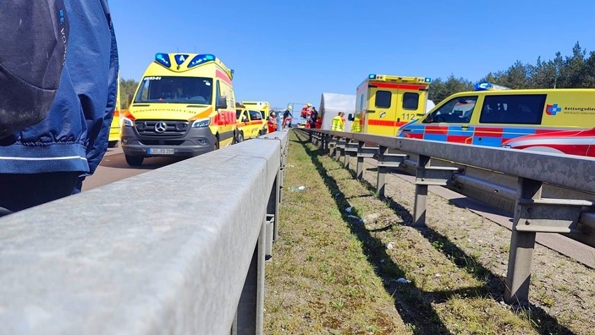 Wypadek polskiego autokaru na autostradzie w Berlinie.