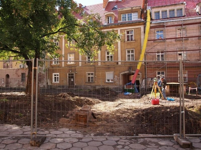 Rynek/Ofiar Oświęcimskich - tu trwa remont podwórka