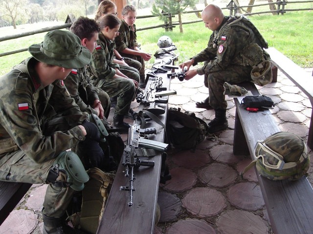 Szkolenie strzelców obejmuje także obsługę i strzelanie z broni treningowej i bojowej