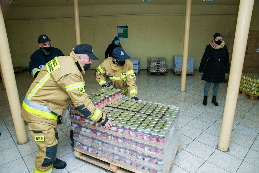 Rozładunek żywności, która dotarła do Krzeszowic. Tym samym...