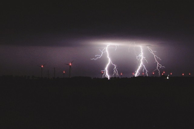 Widowiskowe wyładowania atmosferyczne nad Polską. Zobacz wyjątkowe zdjęcia burzy, która przeszła przez Pomorze, Warmię i Mazury!