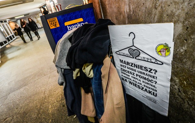 Najnowsza propozycja pomocy m.in. bezdomnym - wieszak z ciepłą odzieżą pod rondem Jagiellonów
