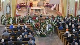Tłumy na pogrzebie Stanisława Bobkiewicza, znanego przedsiębiorcy, cenionego działacza piłkarskiego w Ostrowcu. Wzruszające pożegnanie żony