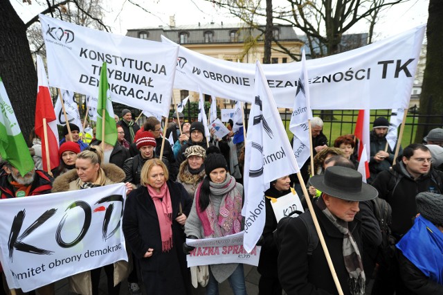 Zwolennicy i przeciwnicy zmian w Trybunale Konstytucyjnym protestują w Warszawie.