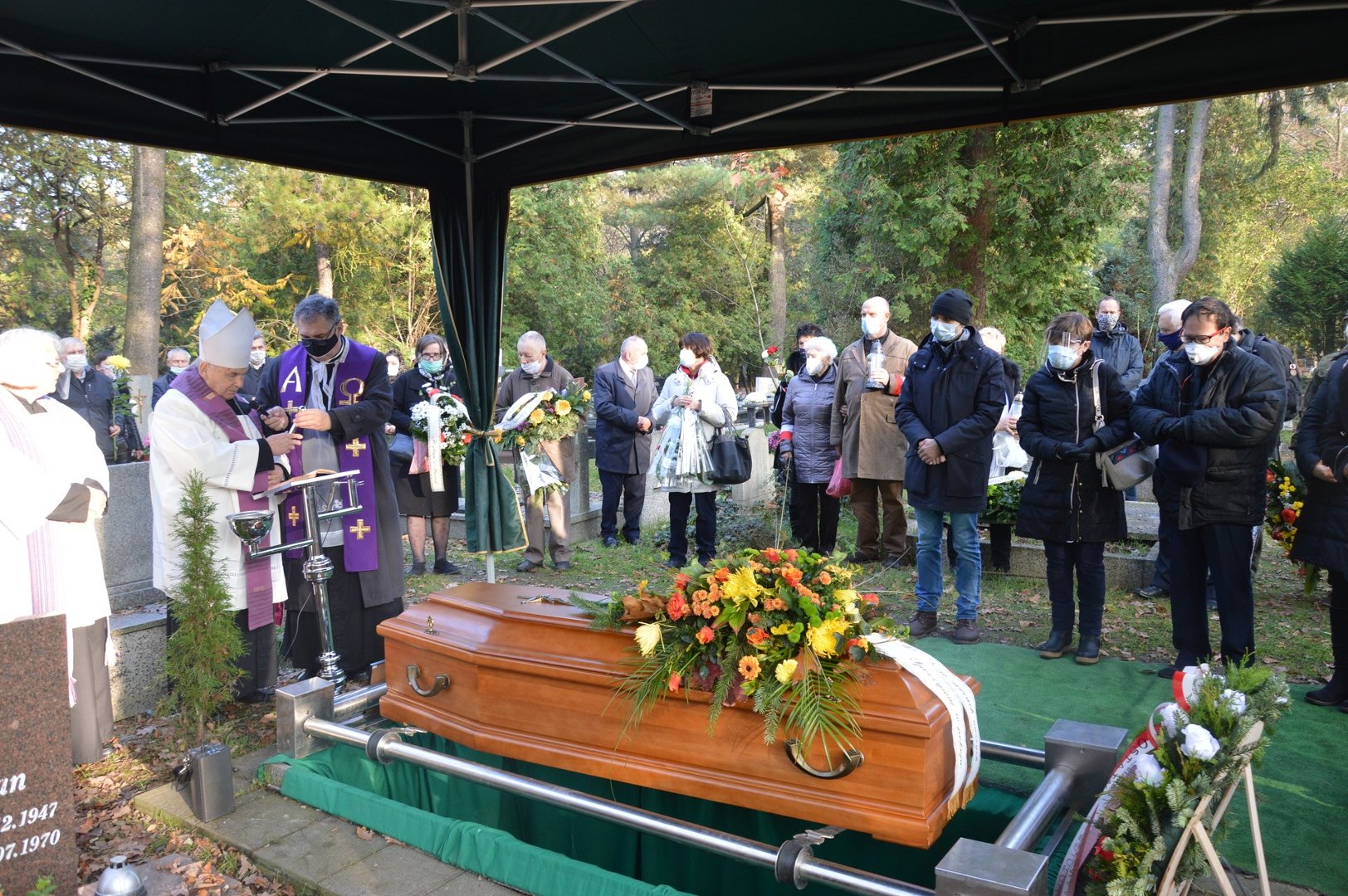 Pogrzeb Eugeniusza Mroza. Bliscy, przyjaciele i znajomi pożegnali dzisiaj w  Opolu szkolnego przyjaciela Jana Pawła II | Polska Times