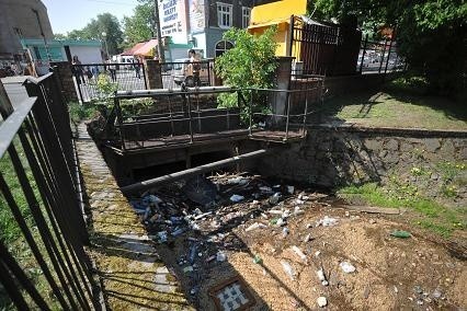Śmieci w Kłodawce przy wodospadku na ul. Sikorskiego -...