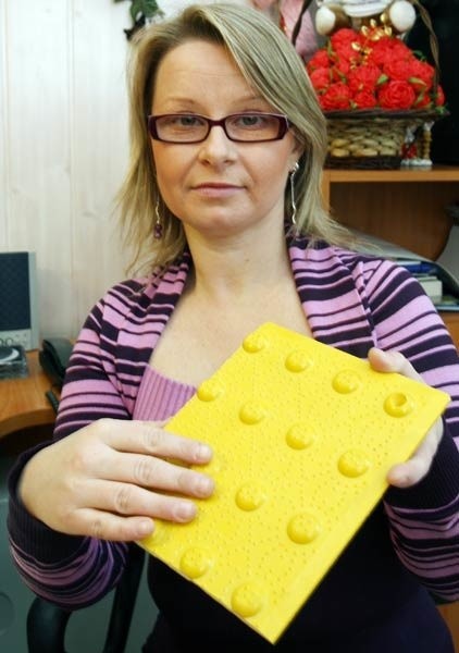 Małgorzata Musiałek pokazuje jedną z płyt zaproponowaną przez producenta.