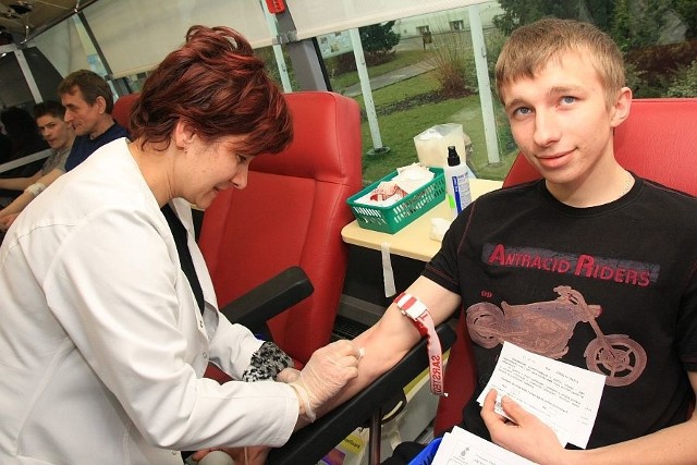 Uczeń Zespołu Szkół Technicznych ze Skwierzyny Krzysztof Rosik został wczoraj honorowym dawcą. Zapewniał, że oddanie krwi jest całkowicie bezbolesne.