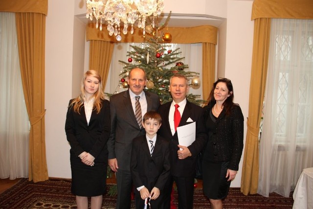 Tuż po wręczeniu nominacji. Na zdjęciu od lewej: córka Weronika Strzałkowska, ambasador Chorwacji w Polsce Ivan Del Vechio, syn Mateusz Strzałkowski, Wojciech Strzałkowski, żona Urszula Strzałkowska.