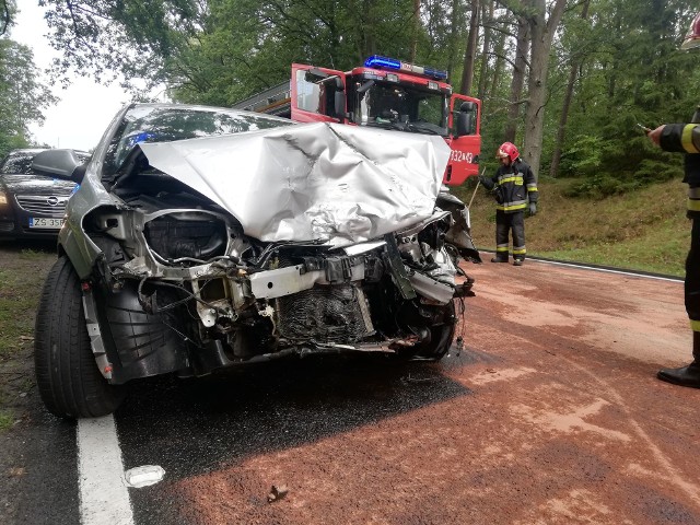 Do zdarzenia z trzema autami doszło dziś po godzinie 9 koło miejscowości Przydargiń na drodze krajowej nr 11. Kierujący samochodem osobowym Opel, jadący z Bobolic w kierunku Koszalina, stracił panowanie nad autem, w wyniku czego zjechał na lewe pobocze. Auto uderzyło najpierw w naczepę samochodu ciężarowego Iveco, a następnie w Fiata. Wyniku zdarzenia, dwie osoby dorosłe oraz dwójka dzieci, przytomna została odwieziona z ogólnymi potłuczeniami do szpitala. Kierowcy byli trzeźwi. Na miejscu trwają czynności wyjaśniające zdarzenie. Obecnie w tym miejscu odbywa się ruch wahadłowy.Zobacz także:  Śmiertelny wypadek w Kraśniku