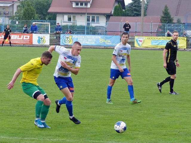 Tur (biało-niebieskie stroje) jest liderem IV ligi podlaskiej