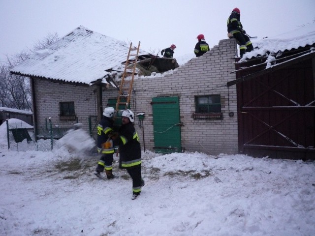 Pod naporem śniegu zawaliła się stodoła oraz dach na oborze w jednym z gospodarstw na terenie gminy Mirzec.