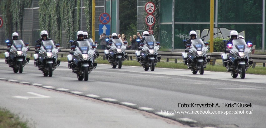 Przejazd kolumny samochodów z papieżem Franciszkiem. Węzeł...