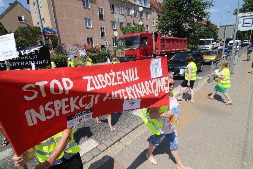 Ministrze daj ż(r)yć i siana! Weterynarze przez dwie godziny blokowali ulicę Ślężną we Wrocławiu
