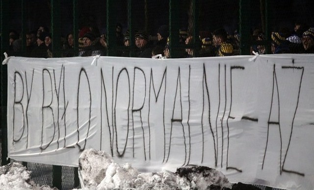 Kibice dopingowali Arkę zza płotu w sparingowym meczu z Jagiellonią