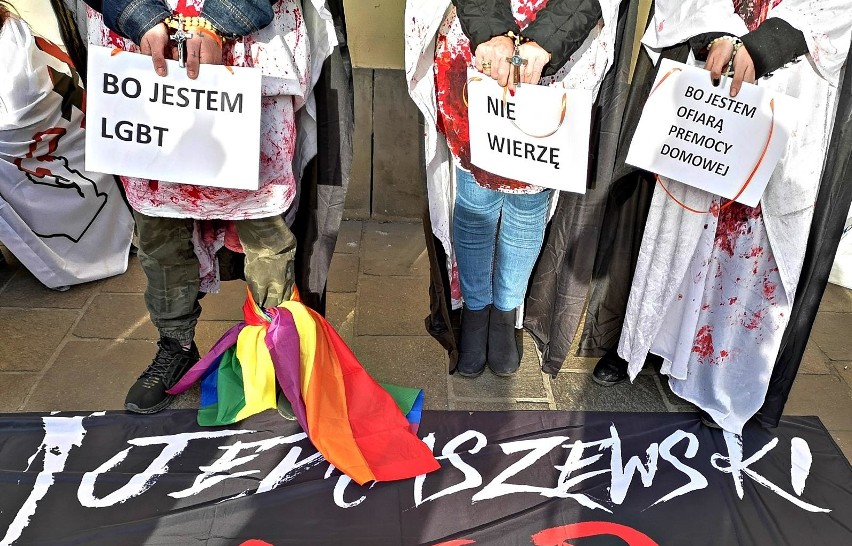 Kraków. Kolejny protest przed krakowską kurią przeciwko ukrywaniu przez kościół pedofilów [ZDJĘCIA] [9.12.]