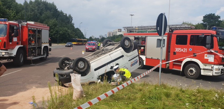 Wypadek na ul. Przybyszewskiego. Samochód na dachu ranna