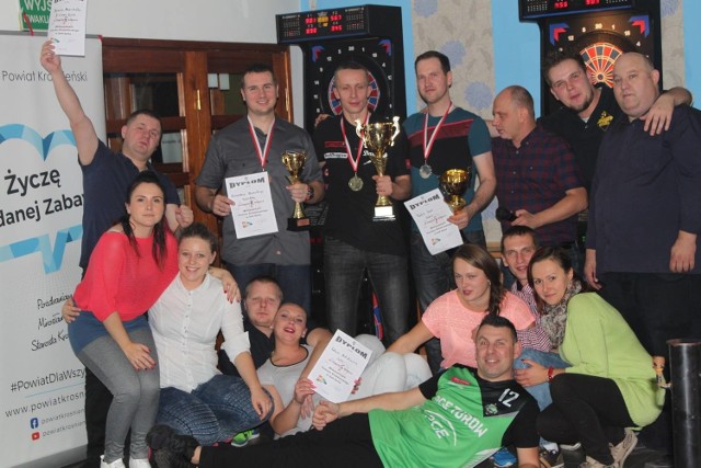 W weekend w pubie "Sąsiedzi" odbyły się Mistrzostwa Powiatu w Soft Darta o Puchar Starosty Mirosława Glaza.