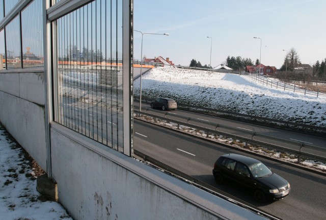 Rozbite szyby w ekranach dźwiękochłonnych są w kilku miejscach na wewnętrznej obwodnicy, tu niedaleko ulic Wiejskiej i Godowskiej w Radomiu.