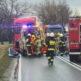 Czołowe zderzenie ciężarówki i auta osobowego pod Świdnicą. Jedna osoba nie żyje