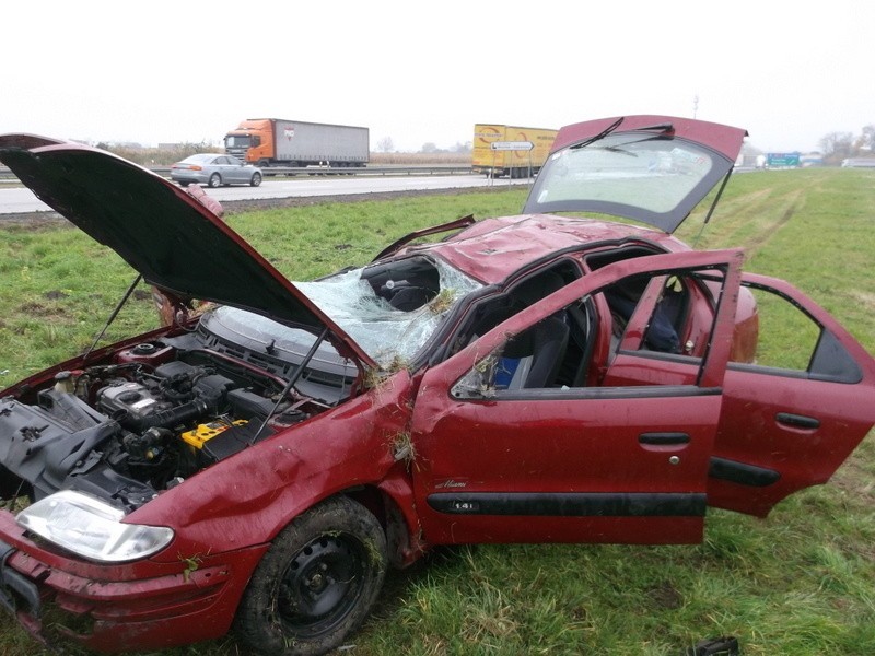 Wypadek na A4, 06.11.2014. Citroen dachował po zderzeniu z...