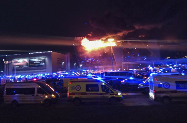 Napastnicy strzelali do ludzi i podpalili salę koncertową