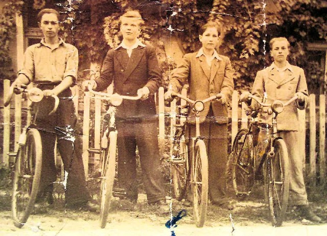 Kawalerka z Bieniowa ze zmontowanymi z części rowerami. Ostatni po prawej to Stanisław Domaradzki.