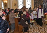 Wiele osób w Wielką Sobotę święciło pokarmy w Parafii Garnizonowej w Kielcach pod wezwaniem Matki Bożej Królowej Polski. Zobacz zdjęcia