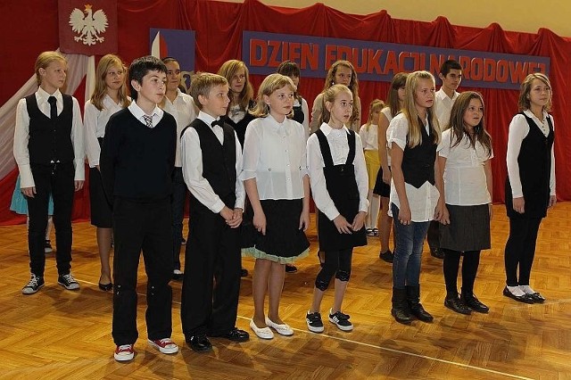 Uczniowie Szkoły Podstawowej numer 1 oraz Szkoły Muzycznej I stopnia przygotowali piękny program artystyczny dedykowany pedagogom.