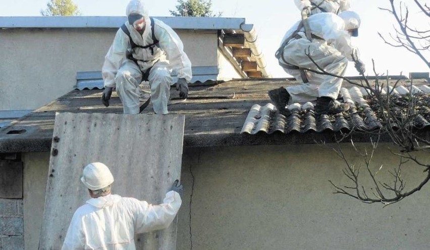 Krzeszowice. Usuwają azbest z dachów domów prywatnych i publicznych. Można zgłaszać wnioski