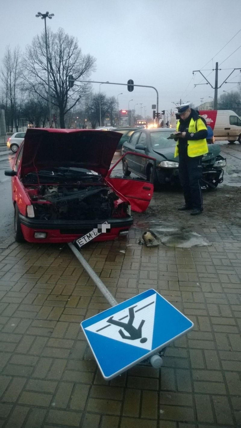 Wypadek na al. Piłsudskiego. Cztery osoby ranne na skrzyżowaniu [ZDJĘCIA]