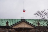 Żałoba po śmierci Pawła Adamowicza: Opuszczone flagi w Poznaniu, na Muzeum Narodowym i UAM. MPK z flagami przepasanymi kirem [ZDJĘCIA]