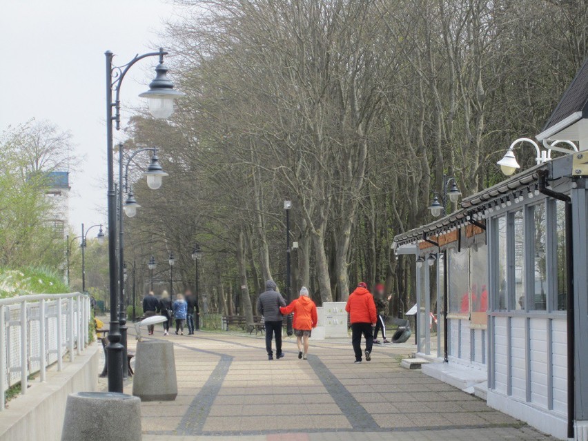 Zakaz zgromadzeń i noszenie maseczek traktowane coraz mniej poważnie?