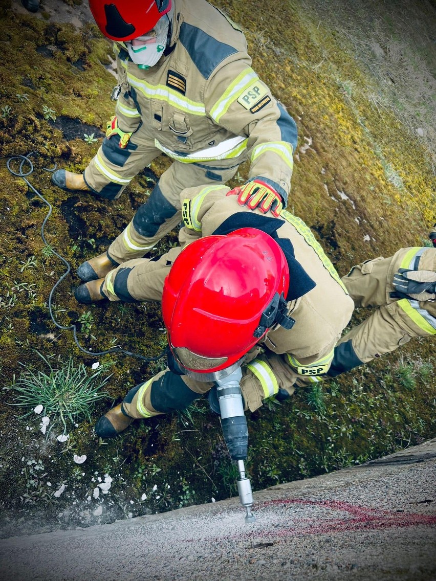 Szkolenie poszukiwawczo-ratownicze strażaków w ośrodku w Łapach